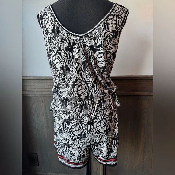 Max Studio Black and White Floral romper adjustable tie waist Euc medium - Picture 3 of 7